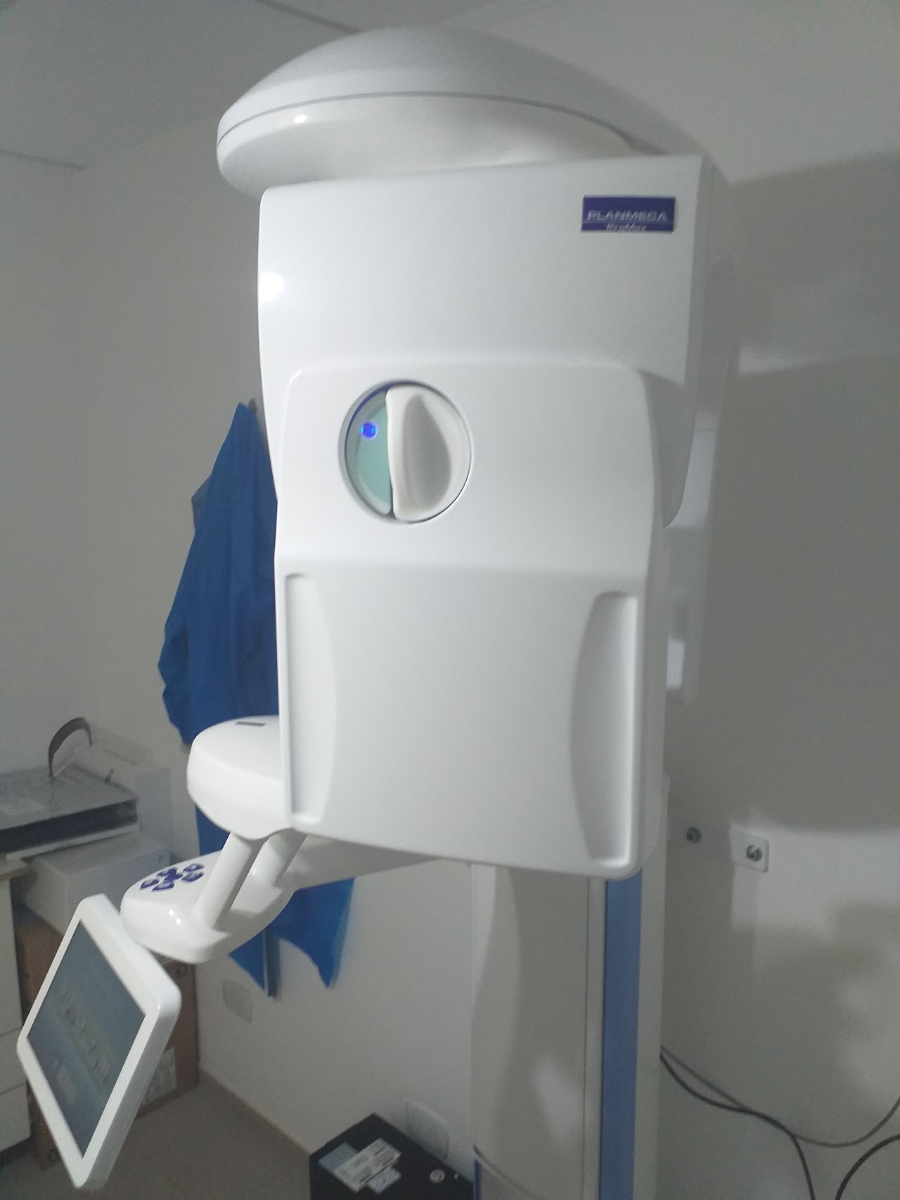 Suite de tomografia 3D Cone Beam inside modern dental imaging clinic with technician guiding patient